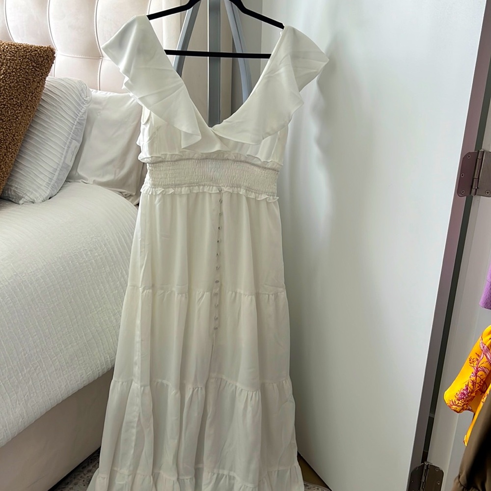 White maxi dress size M, only wore once, like new in perfect condition!